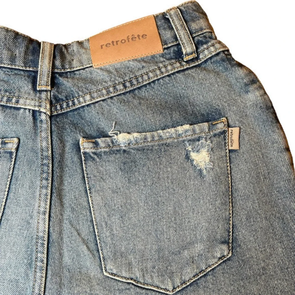 Retrofête‎ Shorts Blue Mid Rise Med Wash Distressed Accents Slit Pockets Size 26
